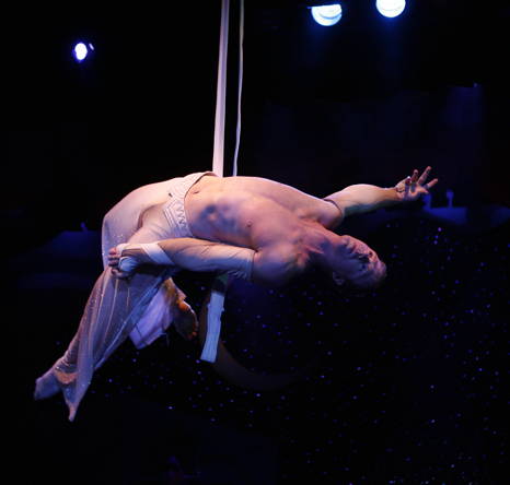 Cirque Holidaze Winspear Opera House Acrobats